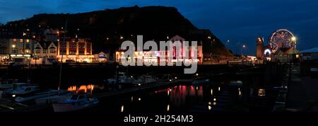 Vue en soirée sur le port de Scarborough, Yorkshire, Angleterre, Royaume-Uni Banque D'Images