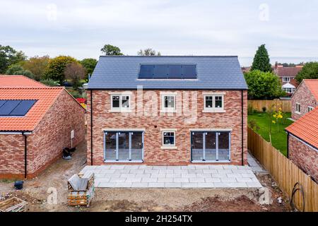 SKIPWITH, ROYAUME-UNI - 20 OCTOBRE 2021.Un nouveau bâtiment maison avec des panneaux solaires photovoltaïques intégrés dans le toit générant de l'énergie propre et renouvelable pour les maisons Banque D'Images