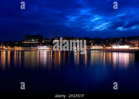 Vue en soirée sur le port de Scarborough, Yorkshire, Angleterre, Royaume-Uni Banque D'Images