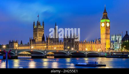 Vue panoramique sur le Palais de Westminster et Big Ben Banque D'Images