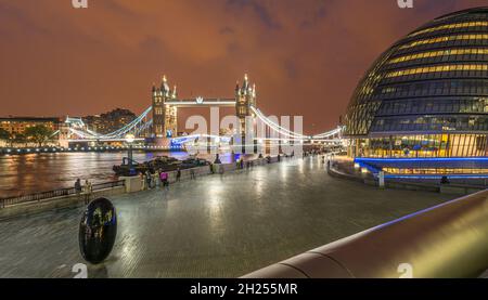 Tower Bridge à Londres la nuit Banque D'Images