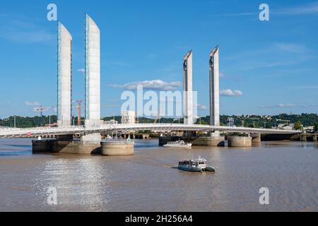 Le pont moderne Pont Jacques Chaban-Delmas traversant la Garonne à Bordeaux. Banque D'Images