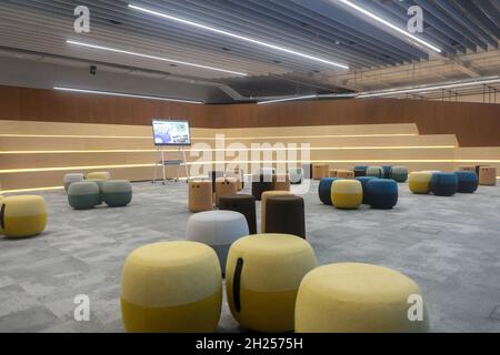 Thessalonique, Grèce, 12 octobre 2021 : vue de l'intérieur du nouveau centre Pfizer pour l'innovation numérique et les opérations et services commerciaux.Créatif et e Banque D'Images