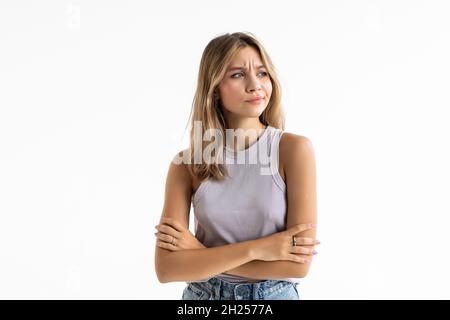 Portrait d'avoir des troubles de l'insatisfait asian woman standing with arms folded et à l'écart isolé sur fond blanc Banque D'Images