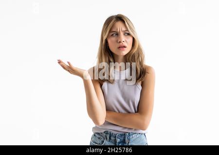 Portrait d'avoir des troubles de l'insatisfait asian woman standing with arms folded et à l'écart isolé sur fond blanc Banque D'Images