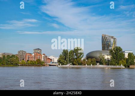 L'entrée des bassins à flot et la cité du vin vue de la rive droite de la Garonne à Bordeaux.France Banque D'Images