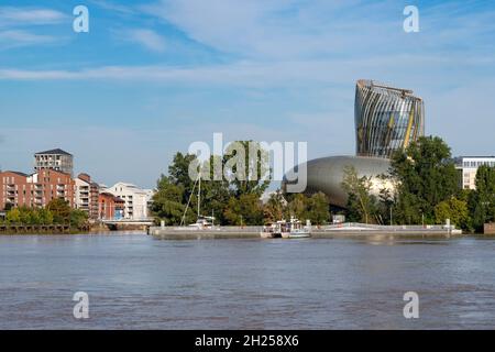 L'entrée des bassins à flot et la cité du vin vue de la rive droite de la Garonne à Bordeaux.France Banque D'Images