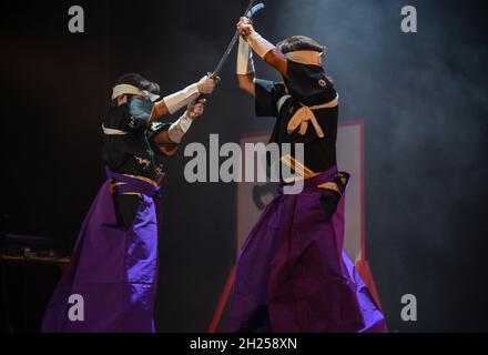 Des acteurs de théâtre japonais exécutent la danse des arts martiaux. Banque D'Images