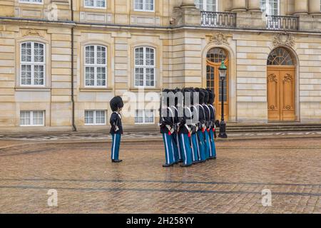 Copenhague, Danemark, le 21 septembre 2021 : transformation traditionnelle des gardes à midi devant le palais royal d'Amalienborg. Banque D'Images