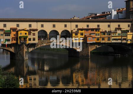 Projections sur la rivière Arno, soutenue par des poutres en bois, sur le Ponte Vecchio à Florence, Toscane, Italie Banque D'Images