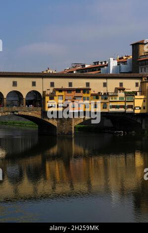 Les eaux calmes de l'Arno sous le Ponte Vecchio à Florence, Toscane, Italie Banque D'Images