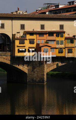 Matin lumière du soleil sur l'extension en bois au Ponte Vecchio à Florence, Toscane, Italie Banque D'Images