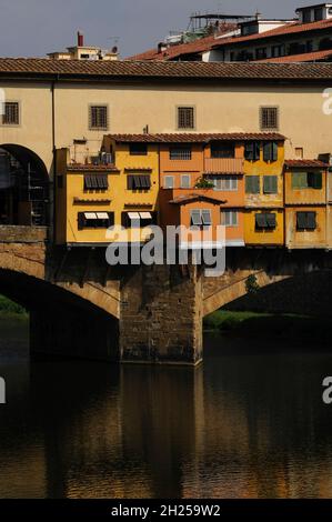 Fenêtres avec volets et balcons sur les extensions, soutenus par des poutres en bois, au Ponte Vecchio à Florence, Toscane, Italie Banque D'Images