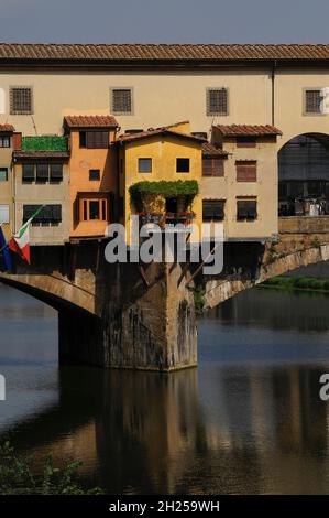 Une extension de bâtiment, soutenue par des piquets ou des jambes de bois, et une vitrine sur le Ponte Vecchio à Florence, Toscane, Italie Banque D'Images