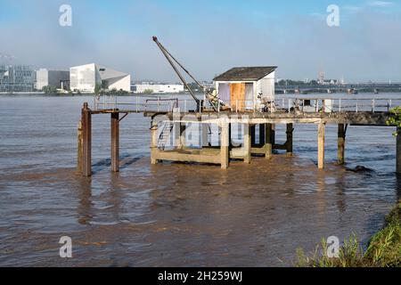 Vue de la rive droite de Bordeaux sur la Garonne en entrant dans la ville depuis le sud-est. Banque D'Images