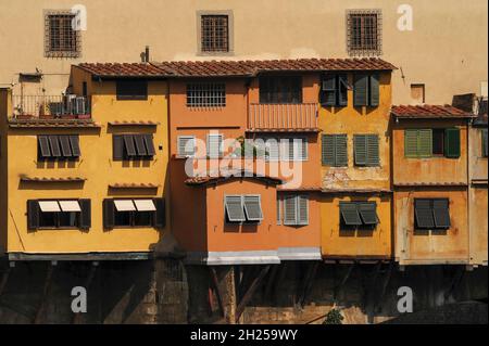 Des fenêtres avec volets sur une projection en bois s'ajoutent au Ponte Vecchio à Florence, en Toscane, en Italie Banque D'Images