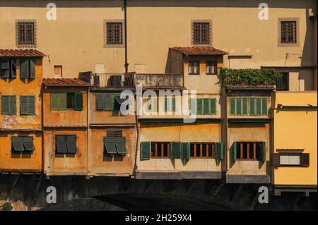 Teintes abricot et ocre sur le côté sud-est du Ponte Vecchio à Florence, Toscane, Italie Banque D'Images