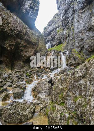 07.10.21 Gordale, Malham, North Yorkshire, Royaume-Uni.Panneau dans Gordale cicatrice un ravin calcaire à 1 mile au nord-est de Malham, North Yorkshire, Angleterre.Il co Banque D'Images