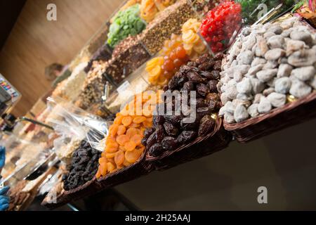 Fruits et légumes dans une salle de marché Banque D'Images