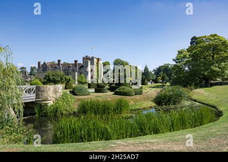 Château de Hever et jardins situés dans le village de Hever, Kent, près d'Edenbridge, Angleterre, Royaume-Uni Banque D'Images
