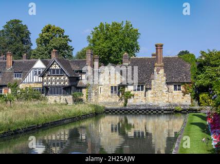 Cottages et jardins Tudor au château de Hever situé dans le village de Hever, Kent, Angleterre, Royaume-Uni Banque D'Images