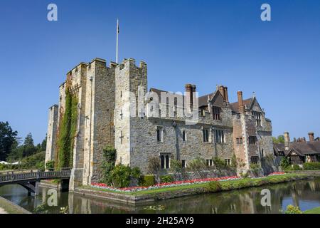 Château de Hever et jardins situés dans le village de Hever, Kent, près d'Edenbridge, Angleterre, Royaume-Uni Banque D'Images