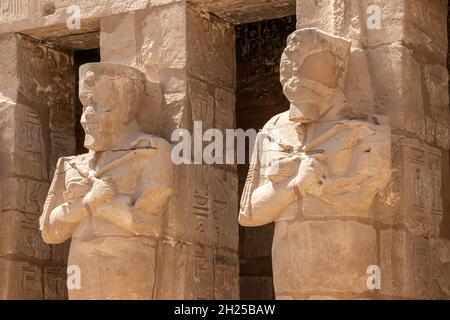 Piliers d'Osiride à la première chapelle Barque de Ramsès III, temples de Karnak, Louxor, Égypte Banque D'Images