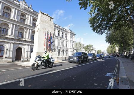 Un cortège avec Boris Johnson et un escorte de police passe devant le Cenotaph à Westminster, Londres, pour assister aux questions du Premier ministre au Parlement.Date de la photo: Mercredi 20 octobre 2021. Banque D'Images