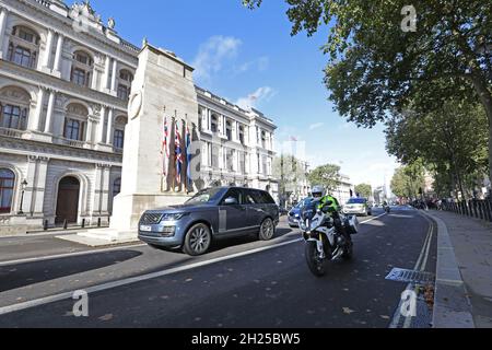 Un cortège avec Boris Johnson et un escorte de police passe devant le Cenotaph à Westminster, Londres, pour assister aux questions du Premier ministre au Parlement.Date de la photo: Mercredi 20 octobre 2021. Banque D'Images