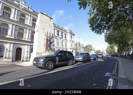 Un cortège avec Boris Johnson et un escorte de police passe devant le Cenotaph à Westminster, Londres, pour assister aux questions du Premier ministre au Parlement.Date de la photo: Mercredi 20 octobre 2021. Banque D'Images