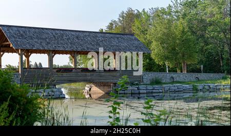 Alpena Michigan, États-Unis - 19 juillet 2021 : Pont couvert de Canard Park, à Alpena Banque D'Images