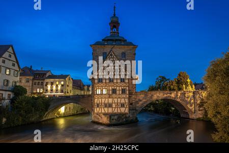 Vue panoramique de la vieille mairie de Bamberg avec deux ponts sur la rivière Regnitz dans la soirée, Allemagne Banque D'Images