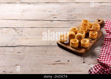 Pouding traditionnel du Yorkshire anglais sur une table en bois Banque D'Images