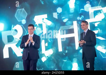Thessalonique, Grèce, 12 octobre 2021:le Premier ministre grec Mitsotakis(R) et le PDG de Pfizer, Bourla(L), lors de la cérémonie d'ouverture du nouveau centime de l'entreprise Banque D'Images
