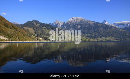 Petit village Innerthal et montagnes en automne. Banque D'Images