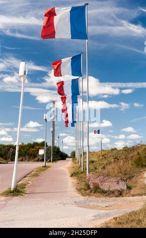 Lorraine Croix avec le drapeau français à la plage Juno près de Courseulles-sur-Mer en France Banque D'Images