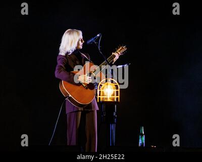 Laura Marlling chanteuse anglaise chanteuse folk chanteuse, jouant un concert Brighton Dome 191021 Laura Marling a joué un spectacle solo à un public assis à Brighton, le spectacle de Laura Marling n'avait aucun soutien et était l'un des derniers de sa tournée britannique.Laura Marling chantait magnifiquement mais parlait aussi à la foule avec des anecdotes drôles, Laura s'est cassé un clou en jouant sur scène aussi. Banque D'Images