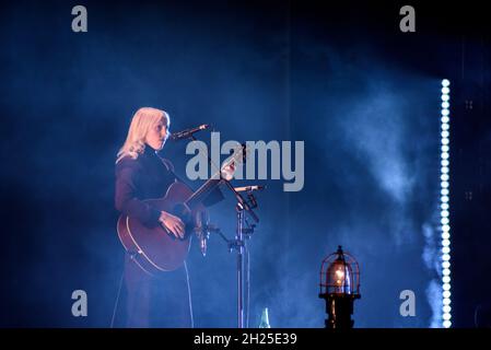 Laura Marlling chanteuse anglaise chanteuse folk chanteuse, jouant un concert Brighton Dome 191021 Laura Marling a joué un spectacle solo à un public assis à Brighton, le spectacle de Laura Marling n'avait aucun soutien et était l'un des derniers de sa tournée britannique.Laura Marling chantait magnifiquement mais parlait aussi à la foule avec des anecdotes drôles, Laura s'est cassé un clou en jouant sur scène aussi. Banque D'Images