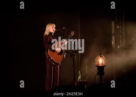 Laura Marlling chanteuse anglaise chanteuse folk chanteuse, jouant un concert Brighton Dome 191021 Laura Marling a joué un spectacle solo à un public assis à Brighton, le spectacle de Laura Marling n'avait aucun soutien et était l'un des derniers de sa tournée britannique.Laura Marling chantait magnifiquement mais parlait aussi à la foule avec des anecdotes drôles, Laura s'est cassé un clou en jouant sur scène aussi. Banque D'Images