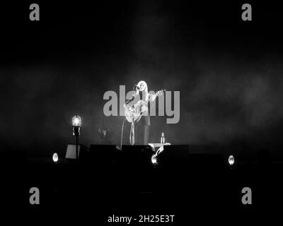 Laura Marlling chanteuse anglaise chanteuse folk chanteuse, jouant un concert Brighton Dome 191021 Laura Marling a joué un spectacle solo à un public assis à Brighton, le spectacle de Laura Marling n'avait aucun soutien et était l'un des derniers de sa tournée britannique.Laura Marling chantait magnifiquement mais parlait aussi à la foule avec des anecdotes drôles, Laura s'est cassé un clou en jouant sur scène aussi. Banque D'Images