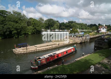 Bateau à rames entrant dans l'écluse de Goring, Goring-on-Thames, Oxfordshire, Angleterre Banque D'Images