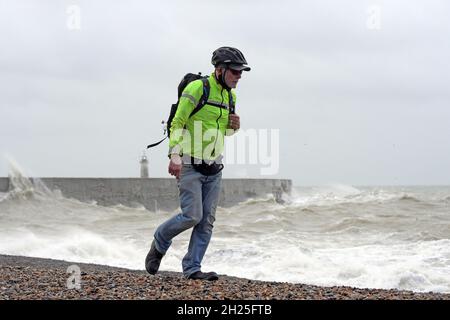 Newhaven East Sussex, Royaume-Uni.20 octobre 2021.Des vents forts font monter d'énormes vagues qui battent le phare et le port de Newhaven dans l'est du Sussex au Royaume-Uni.Crédit : MARTIN DALTON/Alay Live News Banque D'Images