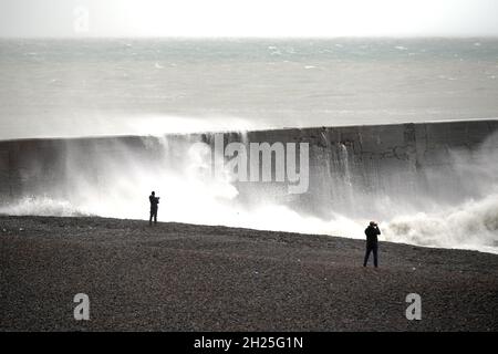 Newhaven East Sussex, Royaume-Uni.20 octobre 2021.Des vents forts font monter d'énormes vagues qui battent le phare et le port de Newhaven dans l'est du Sussex au Royaume-Uni.Crédit : MARTIN DALTON/Alay Live News Banque D'Images