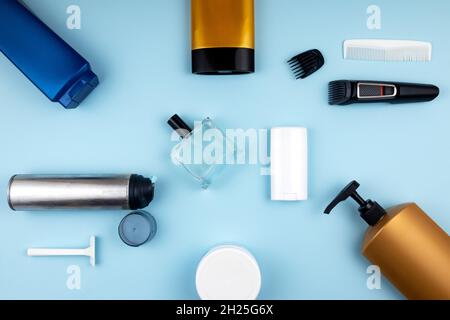 Divers produits cosmétiques pour les hommes sur fond bleu passtel.Kit ou kit de toilette Banque D'Images