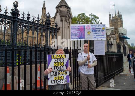 Londres, Royaume-Uni.19 octobre 2021.Des manifestants anti-vax à Westminster à l'extérieur de la Chambre des communes .Crédit : Maureen McLean/Alay Banque D'Images