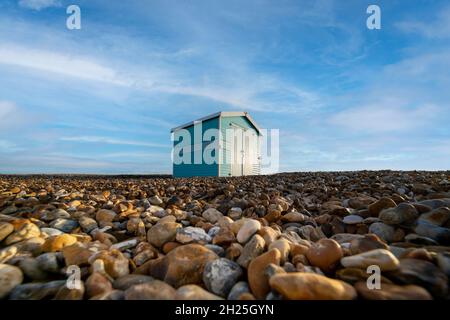 Hutte de plage en bois peint en bleu sur une plage de galets. Banque D'Images