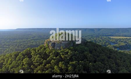 Vue sur la montagne de Sugarloaf le matin d'été en 2021 près de Heber Springs, Arkansas. Banque D'Images