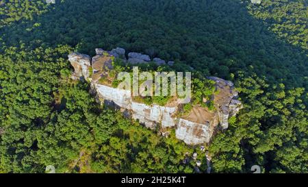 Vue sur la montagne de Sugarloaf le matin d'été en 2021 près de Heber Springs, Arkansas. Banque D'Images