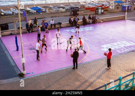 Jeunes jouant au basket-ball au bord de mer de Brighton Banque D'Images