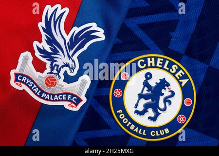 Gros plan sur l'écusson du Crystal Palace et du club de Chelsea. Banque D'Images